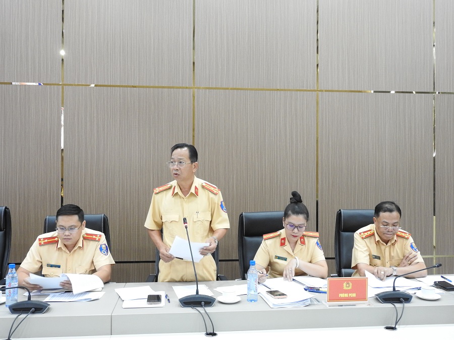 Đẩy nhanh tốc độ số hóa: Tăng cường làm thêm giờ để làm sạch dữ liệu đăng ký xe