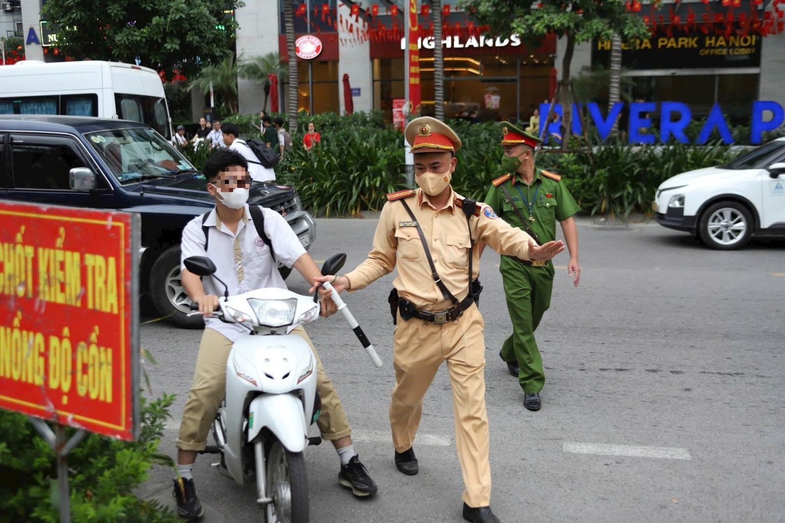 Hà Nội tăng cường xử lý vi phạm giao thông của học sinh và phụ huynh