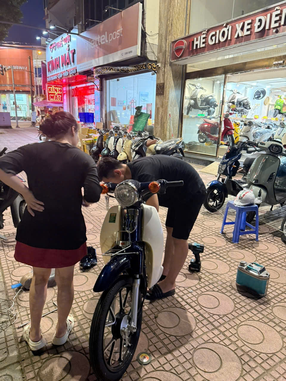 Chị khách xinh đẹp chốt nhanh xe Cub Motor Thái giá 14.990.000đ