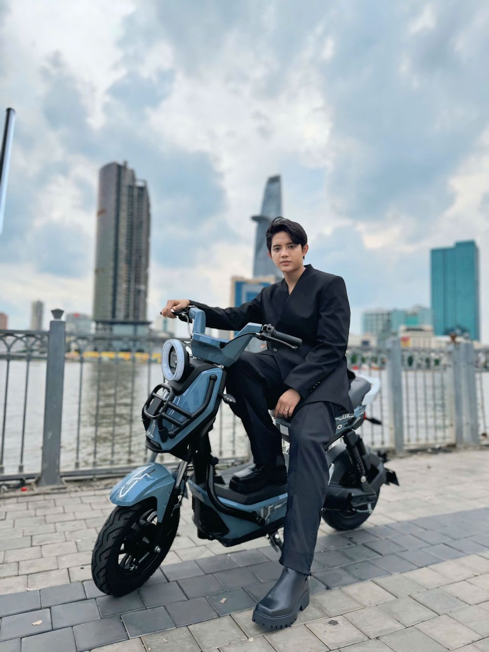 Ca Sĩ Phát Hồ Ngồi Trên DK Apollo Siêu Đẹp Trai