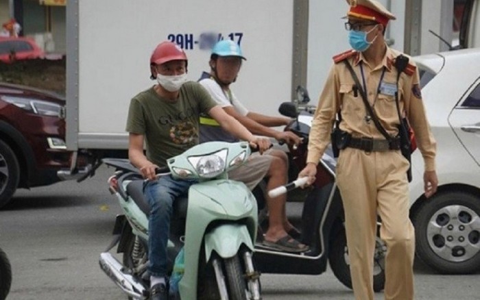 Cập nhật mới khi đi xe không xi nhan, vừa phạt hành chính vừa trừ điểm giấy phép lái xe