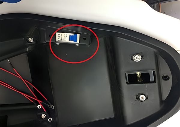 Bí mật đằng sau công tắc nguồn trong cốp xe điện mà ít người để ý