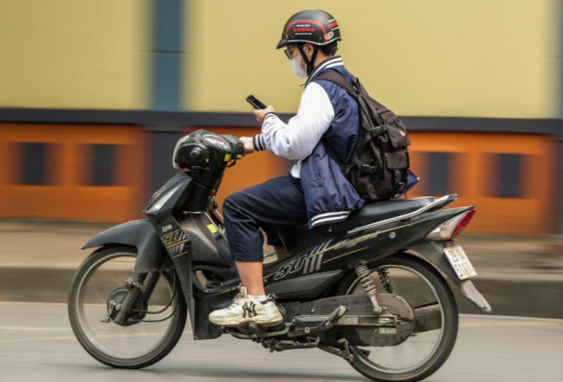 Đừng chủ quan: Lái xe 50cc cũng bị xử phạt khi dùng điện thoại