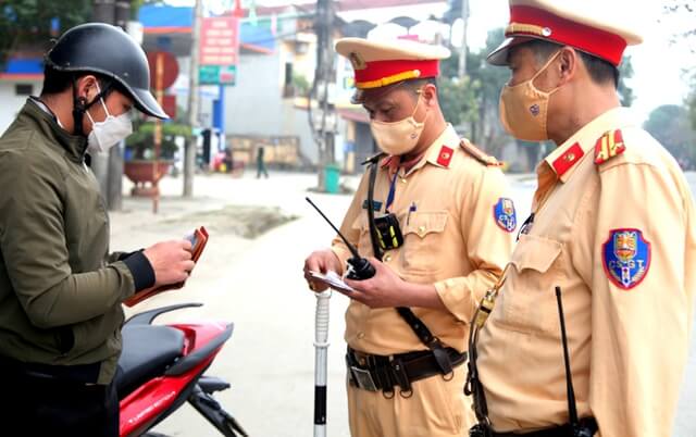 Cập nhật mới khi đi xe không xi nhan, vừa phạt hành chính vừa trừ điểm giấy phép lái xe