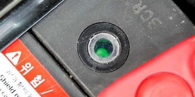 Mắt thần là để kiểm tra tình trạng ắc quy xe máy 50cc của bạn