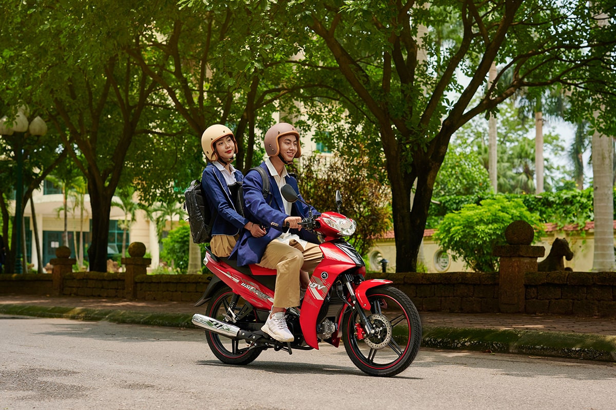 Hình ảnh an toàn của học sinh di chuyển bằng xe 50cc
