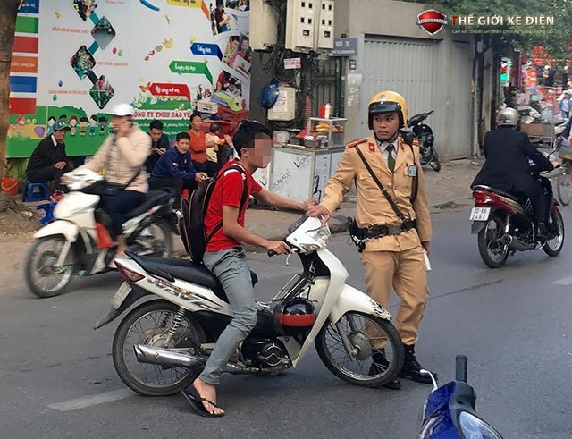 xử phạt học sinh đi xe máy trên 50cc
