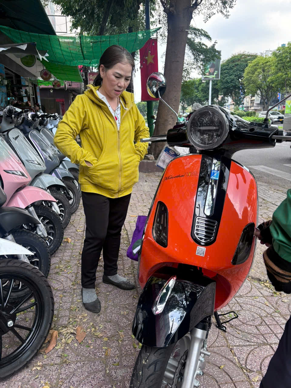 Một Bác Gái Quận 12 Chốt Mua Xe Máy Điện Vespa MTT VR3 Màu Cam