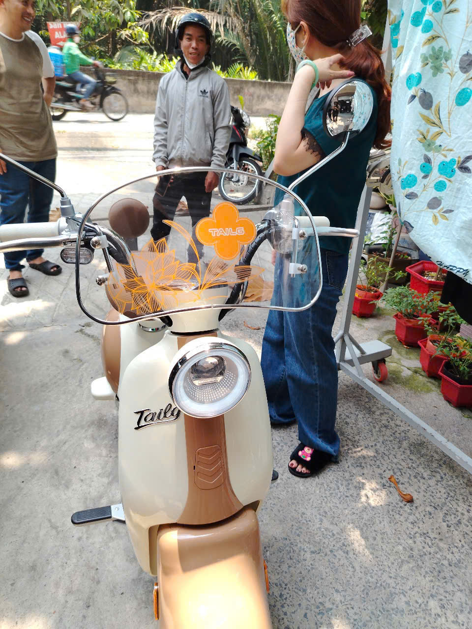khách hàng mua xe đạp điện tailg