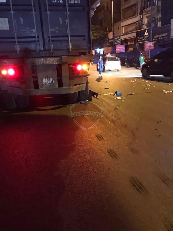 xe máy 50cc tông vào xe lớn