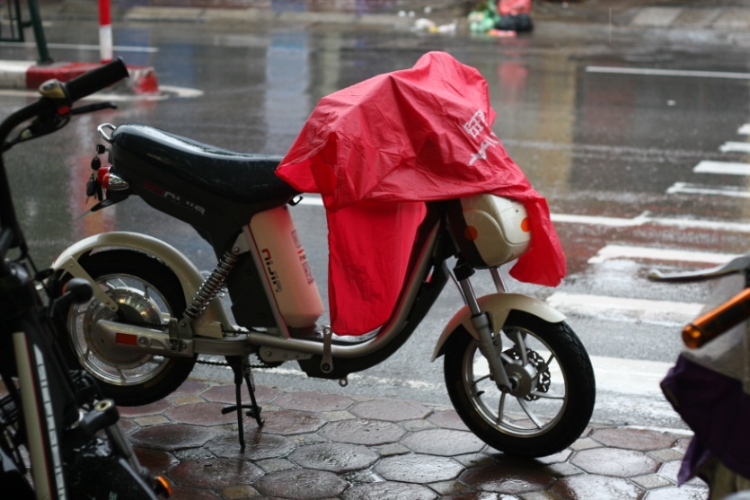 Xe đạp điện để dưới mưa