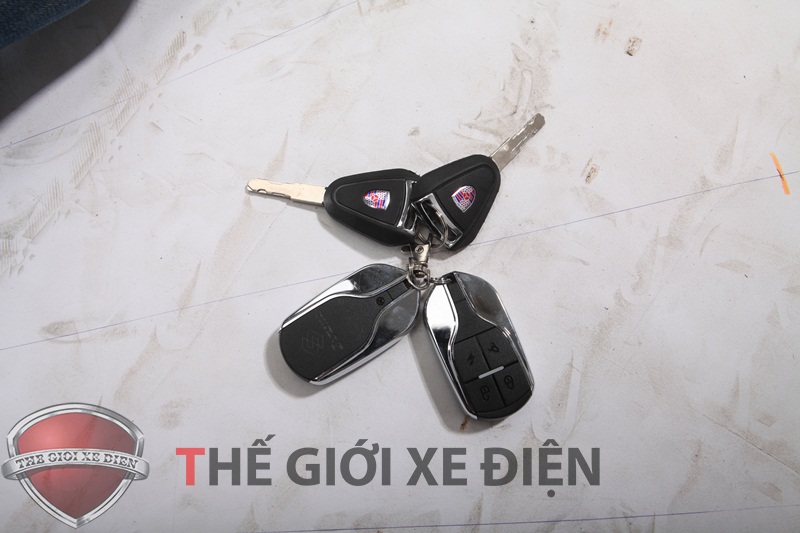Chùm chìa khóa điện tử xe điện Vespa Suzika