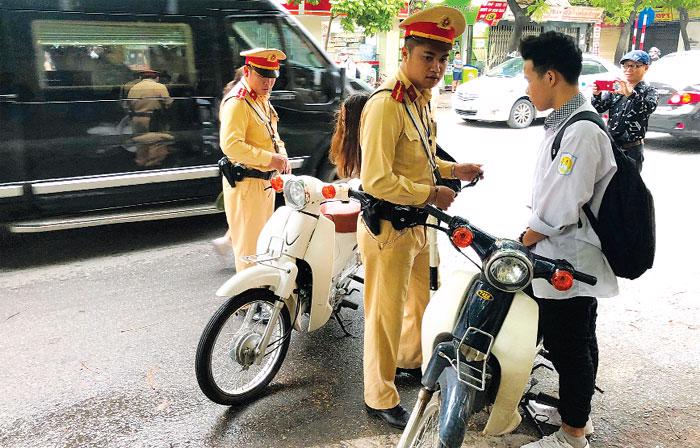 Khi nào đi xe máy 50cc không chính chủ bị phạt?