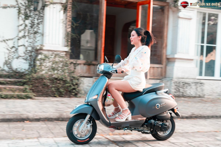 Vẻ ngoài đầy cuốn hút của xe máy tay ga Vespa 50cc Ally A1 Japan MOVT