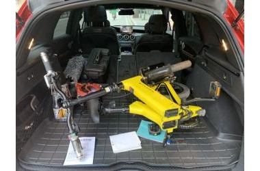 Cách mang chiếc xe điện lên cầu thang cực đơn giản - Xe Điện Gấp Nakxus S giúp bạn làm chuyện đó dễ dàng.