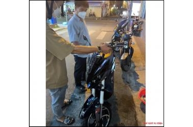 Khách hàng mua xe máy điện Jeek One Dibao tại Thế Giới Xe Điện