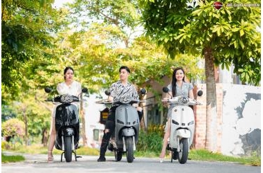 Cách đi xe tay ga 50cc giá rẻ an toàn trong trời mưa