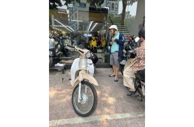 Anh trai dắt con gái đi mua Cub Motor Thái