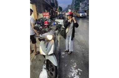 Bác gái dễ tính chọn KymCo Candy sang trọng