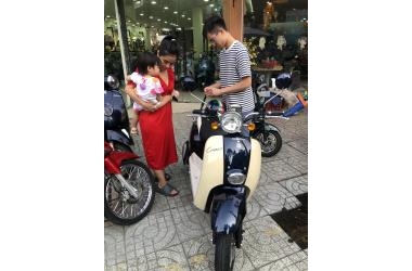 Mẹ dắt hai con đi sắm Xe Ga 50cc Dibao Creer xịn xò