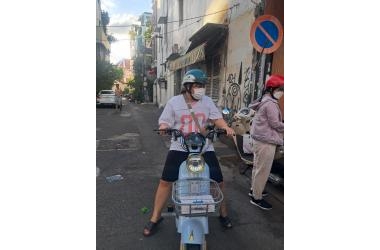 Bé gái cute sánh đôi cùng em Moka Cute dễ thương