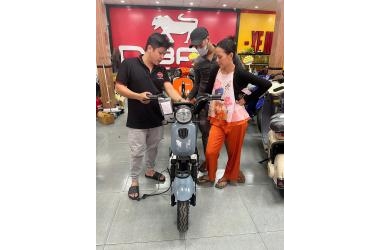 Osakar Mandi về vói hai vợ chồng dễ thương