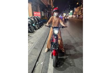 Một bác lớn tuổi chọn chiếc xe điện M133 Eabike 20Ah Plus Đỏ