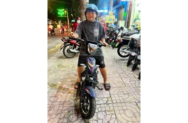 Em gái cấp 2 được ba mẹ dẫn đi mua xe điện chọn ngay em DT 20Ah xanh nhám