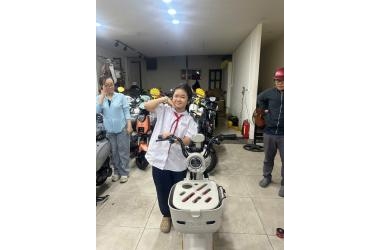 Em học sinh cấp 2 được bố mẹ dẫn mua xe đạp điện TAILG JY33