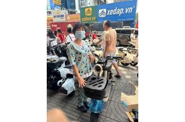 Một bác lớn tuổi mua tặng bà xã chiếc xe đạp điện Tailg JY33