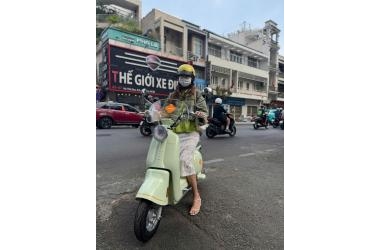 Em gái dễ thương chốt đơn chiếc xe đạp điện Tailg JS50