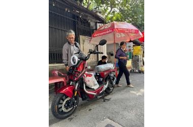 Ông Chú Lựa Chọn Xe Đạp Điện Tailg X51 Để Chở Vợ Đi Dạo