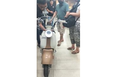 Người Ba Mua Xe Đạp Điện Tailg JS50 Cho Con Gái Đi Học Và Đi Chơi