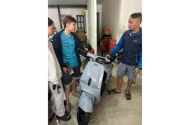 Em gái được bố và anh trai dẫn đi chọn xe – Chốt ngay DK S2 tại Thế Giới Xe Điện Gò Vấp