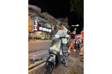 Em gái chốt ngay DK S2 màu ghi bóng tại Thế Giới Xe Điện Quận 3 – Quá đẹp, quá chất!