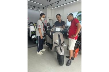 Hai Bố Con Mua Chiếc Xe Máy Điện Osakar Nispa Vera Vì Quá Chất Lượng