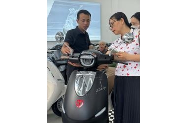 Cô Khách Hàng Trung Niên Chọn Mua Xe Máy Điện Tailg Queen R71