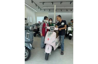 Em Gái Được Mẹ Dẫn Đi Mua Xe Máy Điện Và Chốt Ngay Tailg Queen R71