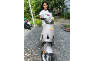 Một Cô Bé Được Ba Mẹ Mua Xe Đạp Điện GR55 Vì Dáng Xe Cá Tính