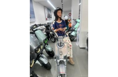 Gia Đình Dẫn Con Gái Đi Mua Xe Đạp Điện Tailg JS32 Để Đi Học, Đi Chơi