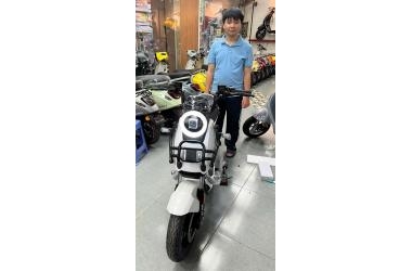 Em trai được bố tặng cho một chiếc xe đạp điện Tailg X51 màu trắng