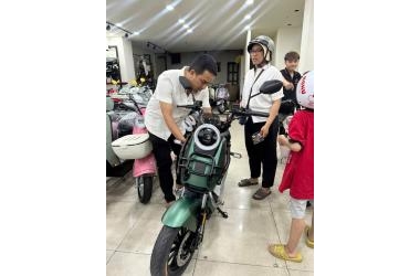 Khách hàng mua xe đạp điện X51 tại Thế Giới Xe Điện 72 Nguyễn Thái Sơn