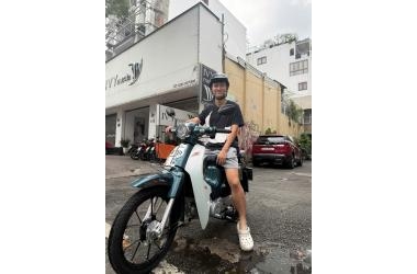 Em trai chốt liền tay mẫu xe máy 50cc Cub S Motor Thái
