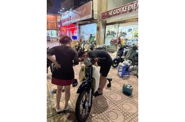 Chị khách xinh đẹp chốt nhanh xe Cub Motor Thái giá 14.990.000đ