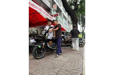Em trai chốt ngay xe đạp điện Tailg GX30 màu đen bóng tại chi nhánh Quận 3