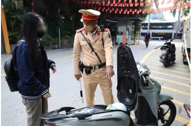 Học sinh bị CSGT phạt nhưng phụ huynh vẫn bênh con