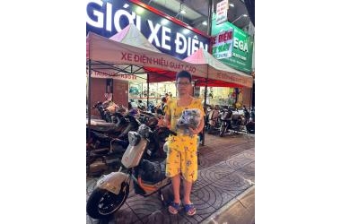 Em học sinh nam rinh ngay xe đạp điện Tailg GX30