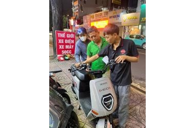 Cặp vợ chồng chốt ngay Xe Đạp Điện Osakar Heidi cho con tại Thế Giới Xe Điện